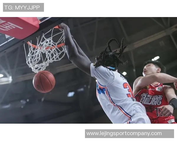 攻防兼备莫布里全场表现出色砍下23分5板3助1断2帽三分球命中率高达60 攻防兼备莫布里全场表现出色砍下23分5板3助1断2帽三分球命中率高达60