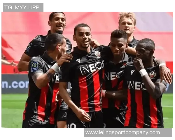 巴黎圣日耳曼全新2025-26赛季第四球衣发布尽显优雅与时尚魅力