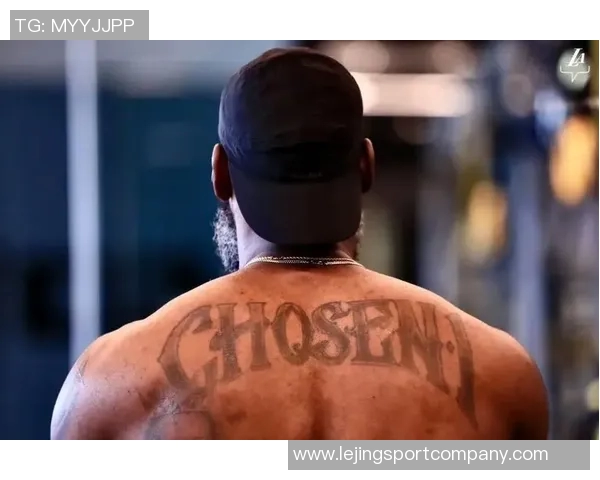 艾顿分享黑皮衣帅照展现独特魅力自律成就与众不同的能量