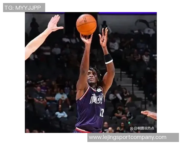 莱昂纳德季前赛上半场狂砍五记三分球平上赛季单场最佳表现 莱昂纳德季前赛上半场狂砍五记三分球平上赛季单场最佳表现